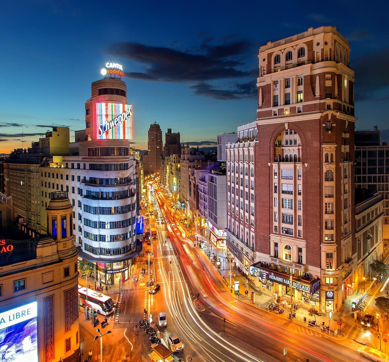 La Gran Vía de Madrid al anochecer