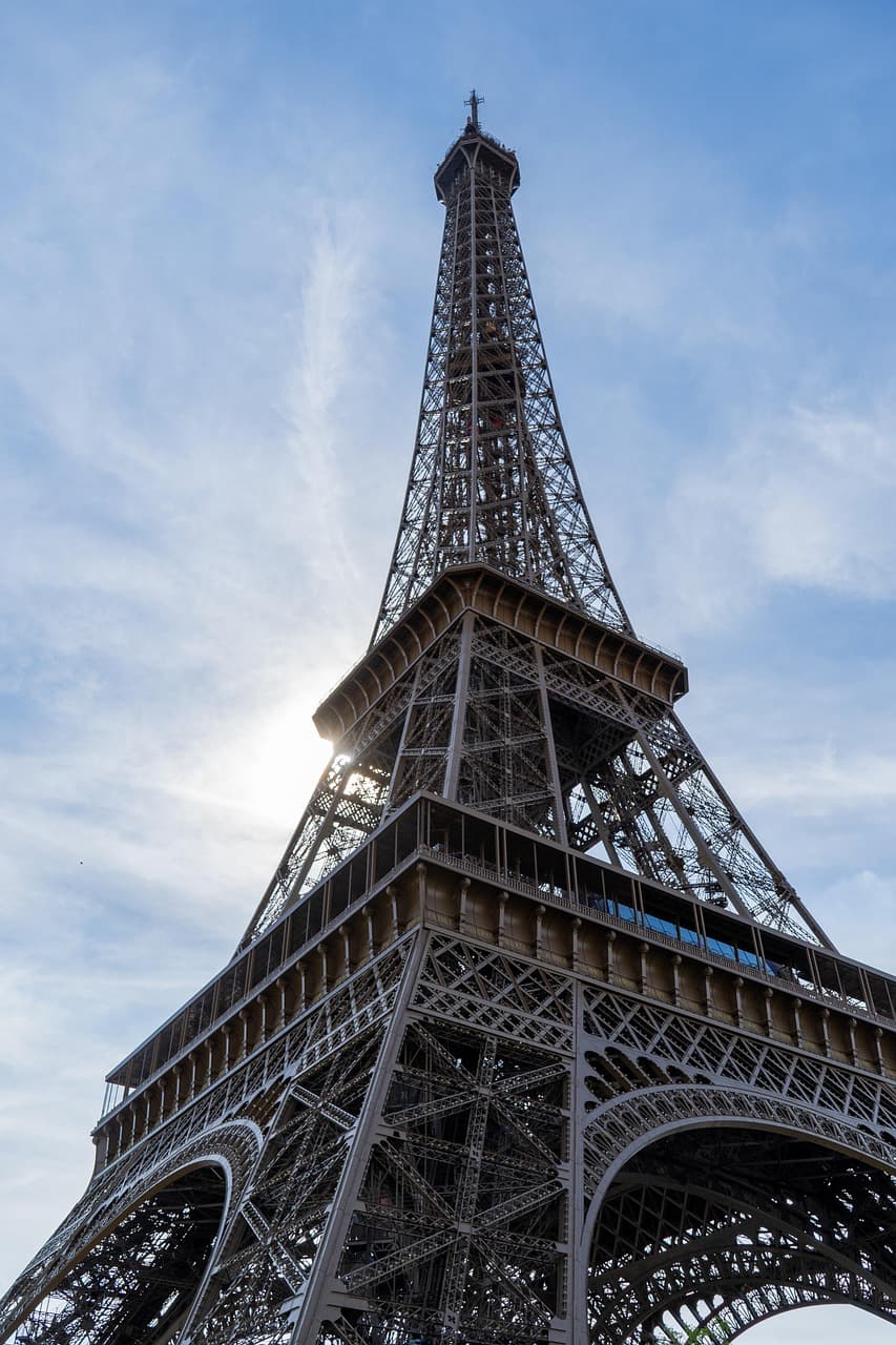 La Torre Eiffel vista desde abajo